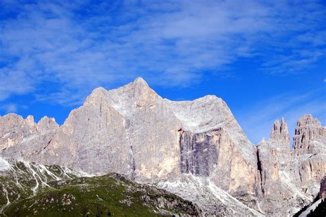  Dolomiti di Brenta: Lumoavia Kalkkikivijyrkänteitä ja Jäätikköjen Helmiä