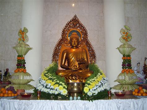  Vihara Dharma Bhakti:  Istuvan Buddha-patsaan ja kulttuurisekoituksen ihme!