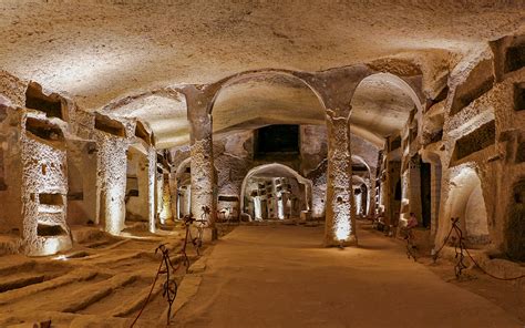  Are you ready for an unforgettable experience at the stunning Catacombs of San Gennaro?