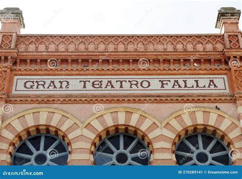 Gran Teatro Falla: Kadonneen kauneuden ja Andalusian rytmien löytäminen Cádizin sydämessä!