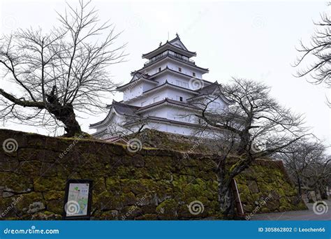 Tsuruga Castle: 17th-Century Splendor Atop Mount Tsurugi!